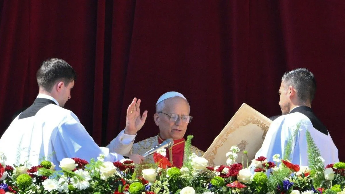 El papa pide “elegir la paz” en su primer mensaje de Pascua