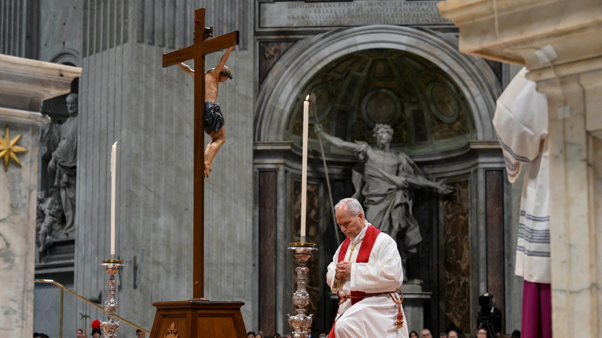 En imágenes | Así fue el primer viacrucis del Papa León XIV: cargó el mismo la cruz en el Coliseo de Roma