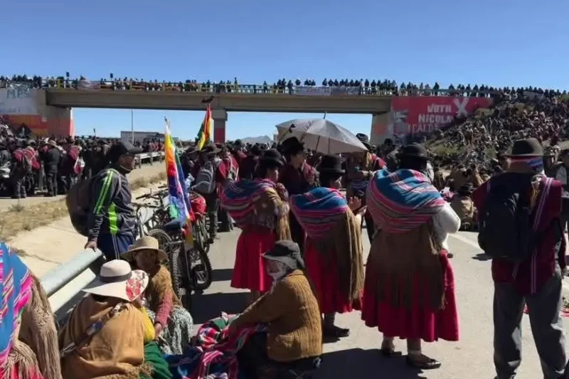La provincia Camacho de La Paz levanta bloqueos y se repliegan las bases