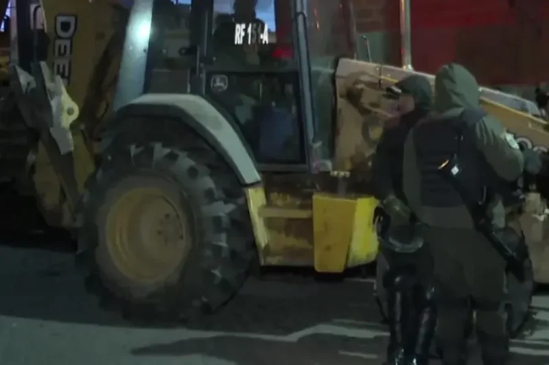 Policía prepara maquinaria para iniciar desbloqueos