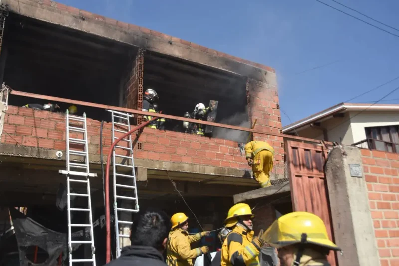 Voraz incendio consume una vivienda en el barrio Magisterio en Cochabamba