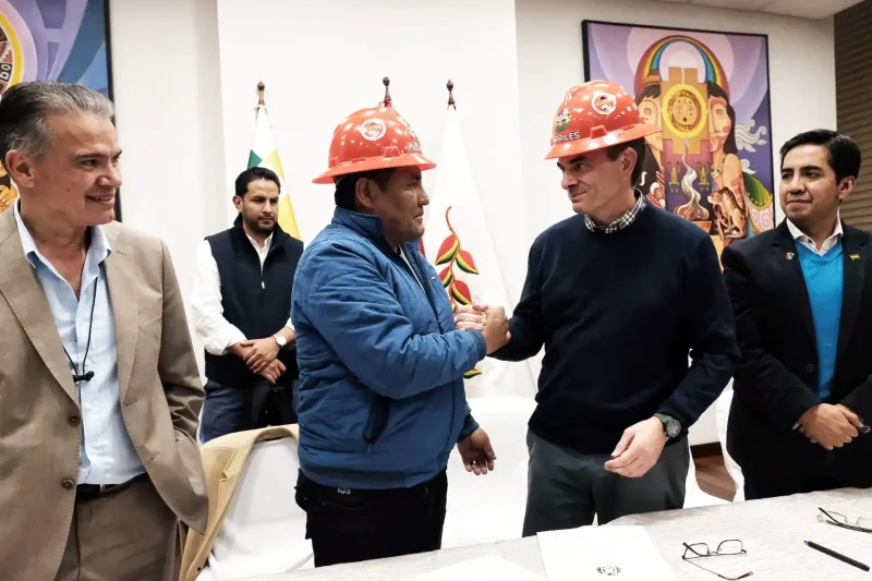 Gobierno y fabriles firman acuerdo estratégico