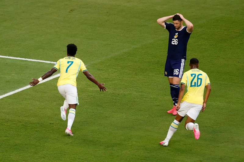 Brasil golea 3-0 a Escocia y pasa a 16avos como primero del Grupo C