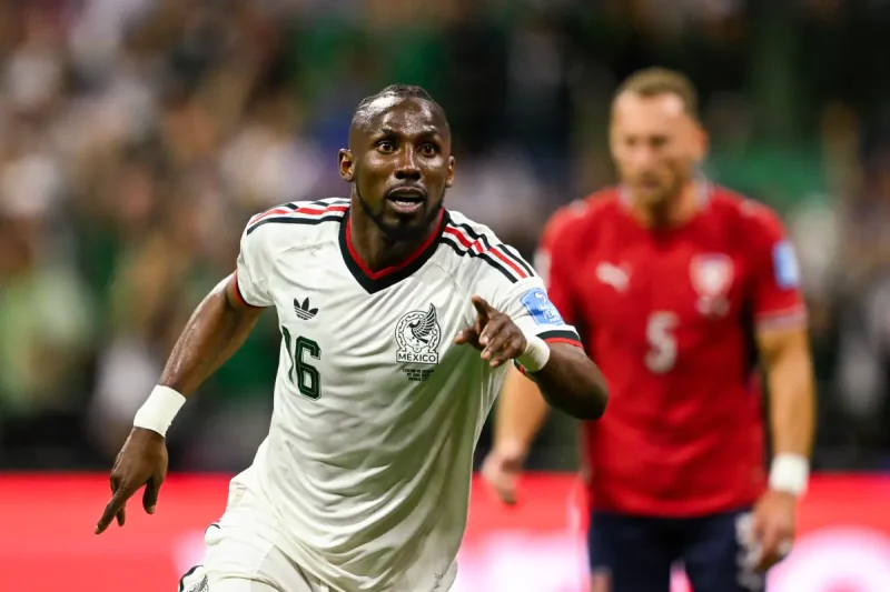 México golea 3-0 a Chequia y mantiene racha perfecta