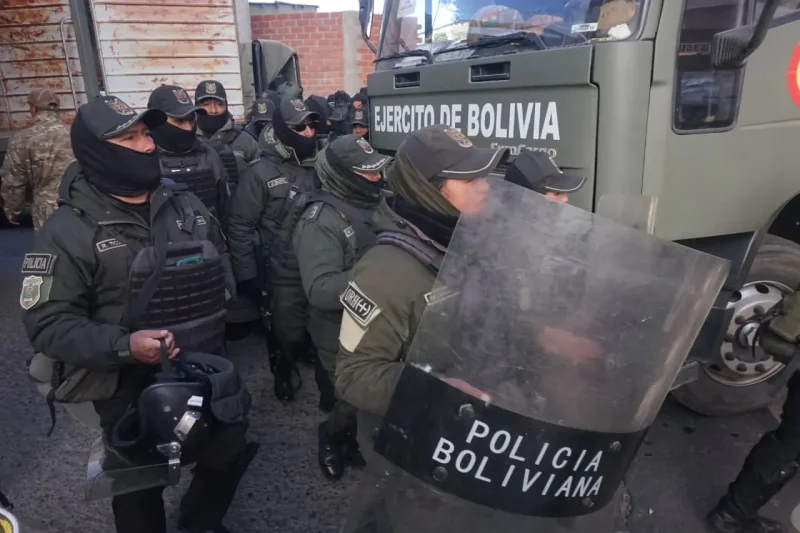 Contingente policial se desplaza a la ruta La Paz–Oruro para despejar bloqueos