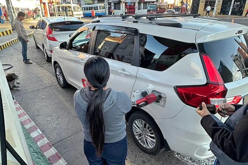 YPFB da por superada la crisis de la gasolina y prevé normalizar el diésel