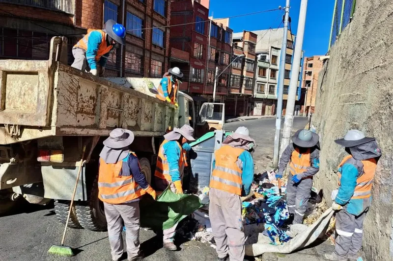 Más de 300 obreros y 25 vehículos despliegan operativo de limpieza en La Paz