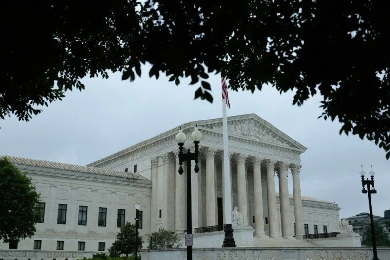 La Corte Suprema de EE.UU. acaba de darle dos importantes victorias a Trump en materia de migración