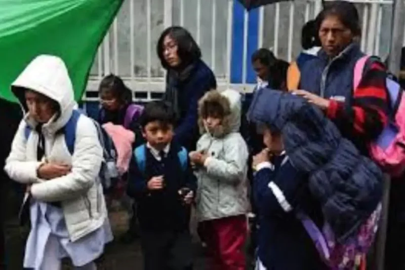 Educación de La Paz amplía 15 minutos horario de invierno por bajas temperaturas