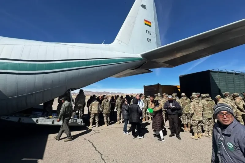 Ministro Zamora gestiona vuelo con carga de medicamentos para Potosí