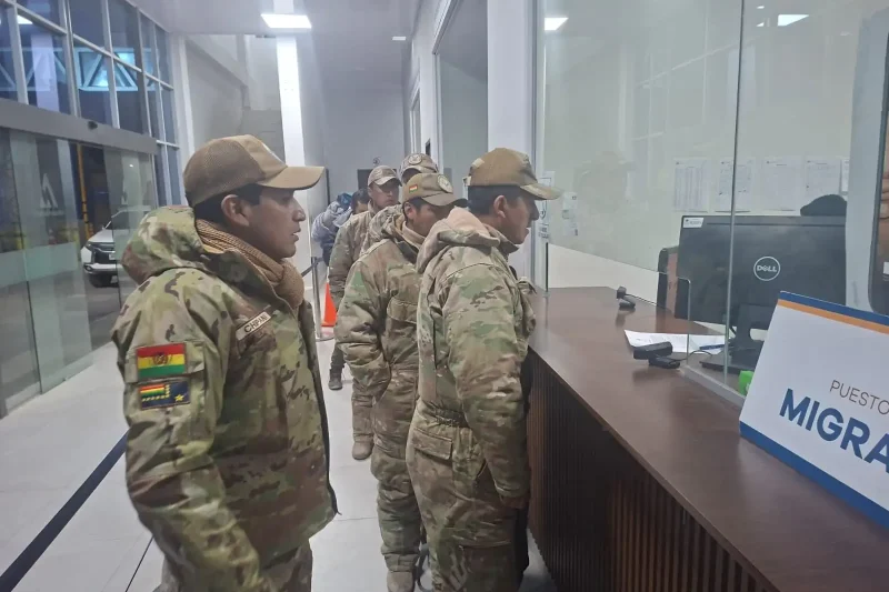 Cinco militares bolivianos llegan al país tras incidente fronterizo en Chile