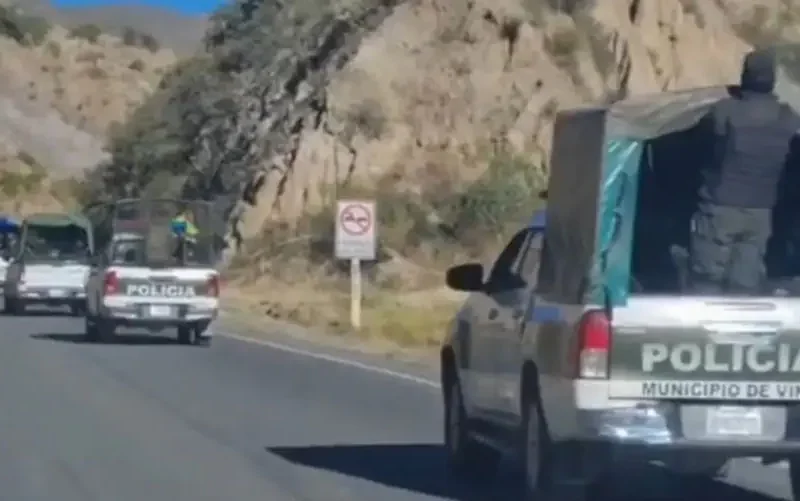 Avanza desbloqueo de vías en Cochabamba y Policía halla más explosivos