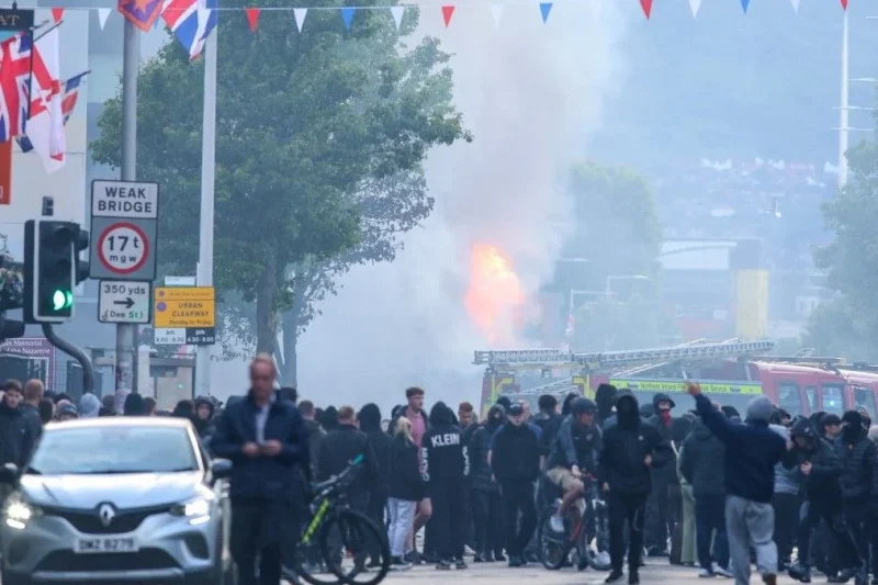 Cómo un apuñalamiento en Irlanda del Norte a manos de un solicitante de asilo se convirtió en una nueva ola de protestas contra la inmigración