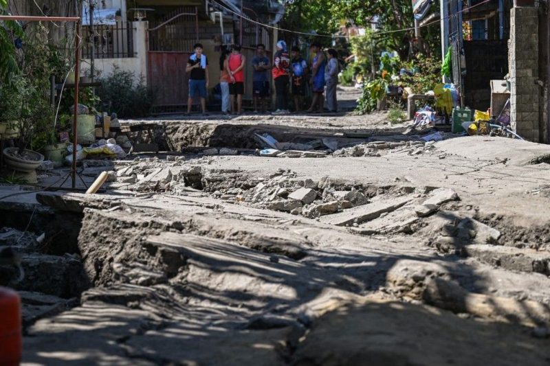 Al menos 41 muertos tras terremoto de 7,8 en Filipinas cuyas réplicas continúan