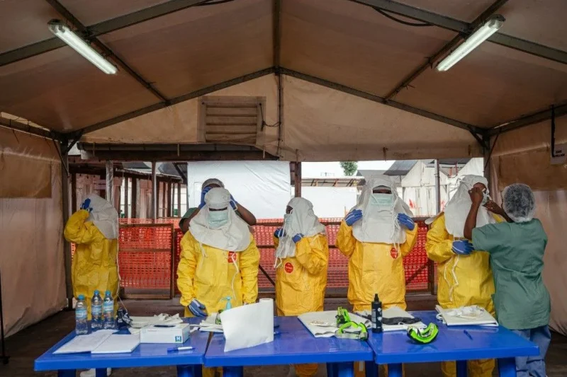 La OMS reduce en un 88% los casos sospechosos de ébola en el Congo pero preocupa el aumento en trabajadores sanitaros