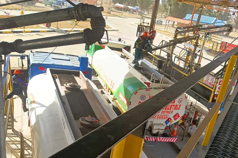 YPFB distribuye gasolina bajo esquema de 10.000 litros a cada surtidor