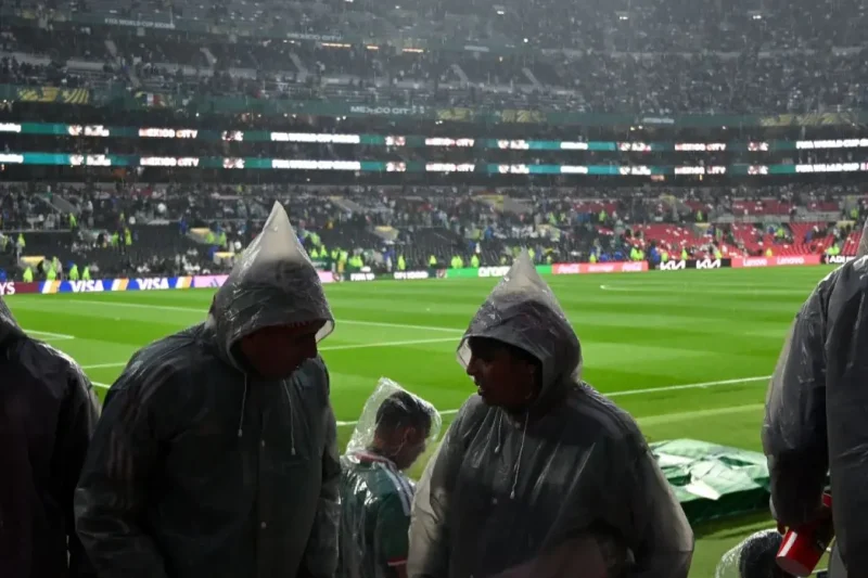México contra Inglaterra se retrasa una hora por una tormenta