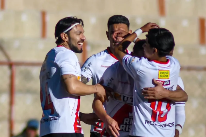 Always Ready golea a FC Universitario y retoma el liderato de la Liga