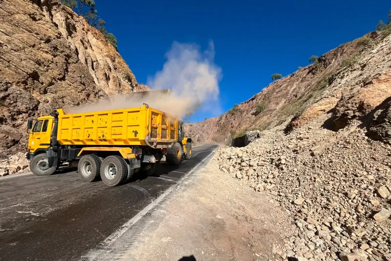 ABC termina de limpiar la carretera Cochabamba- Oruro