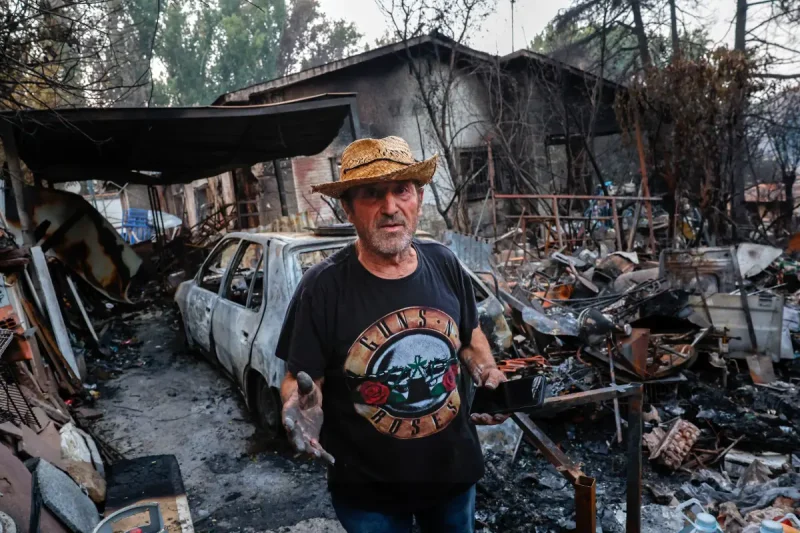 Evacuados por incendios vuelven a sus casas en España y Francia