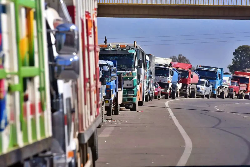 Exportadores paceños alertan que 60% de los camiones está paralizado