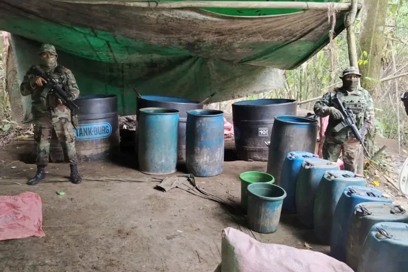 FELCN destruye cuatro fábricas y quema 580 litros de cocaína líquida en Villa Tunari