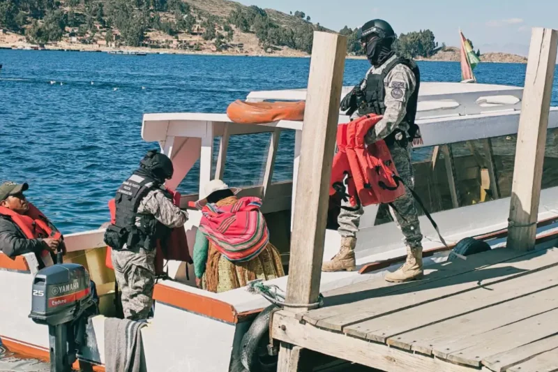 Armada inicia controles en el estrecho de Tiquina para frenar el contrabando