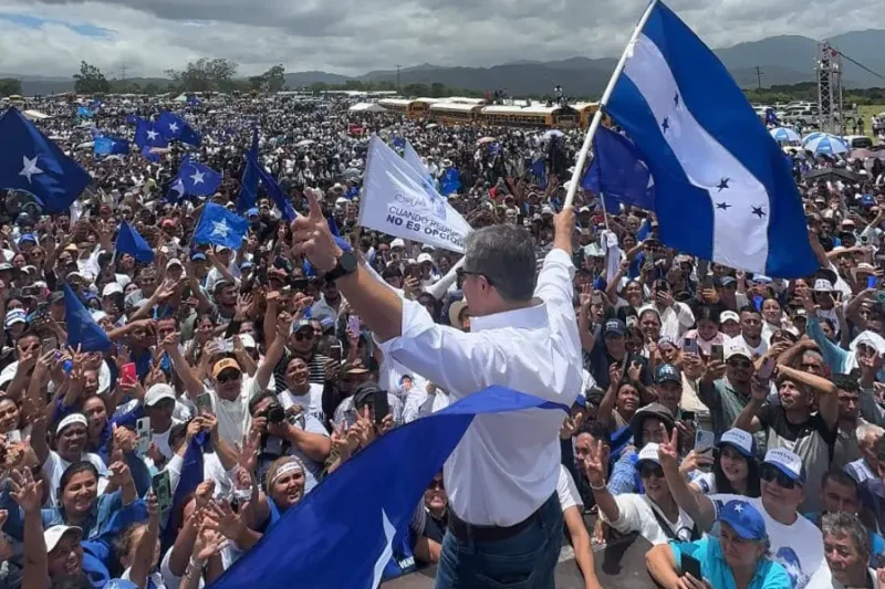 Expresidente Hernández vuelve a Honduras agradecido con Trump por indultarlo