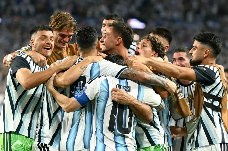 Argentina gana 3-2 a Cabo Verde en la prórroga y se mete en octavos
