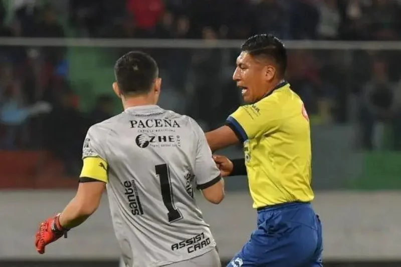 Árbitro Quenta y su equipo VAR son suspendidos indefindamente