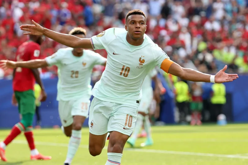 Mbappé, contrario de blanco pero desatado de azul