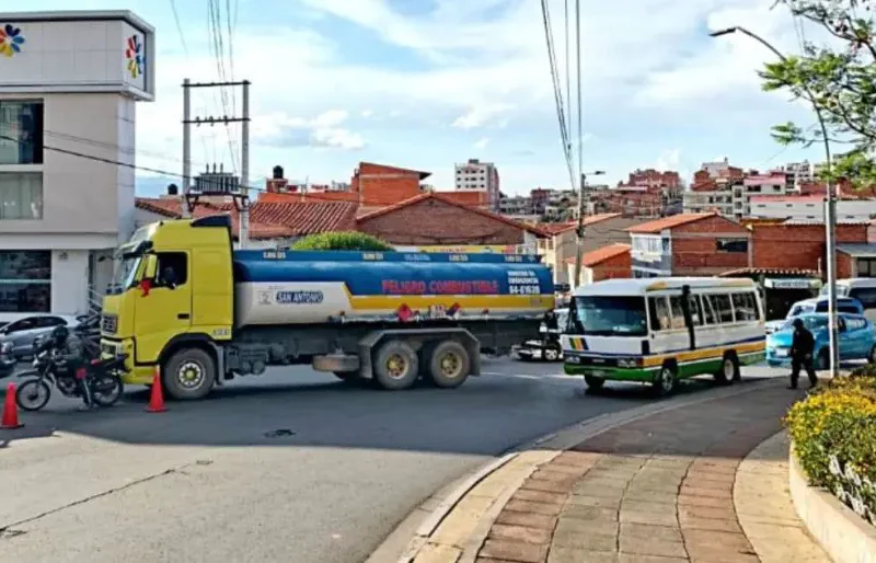 Sucre abastece a vehículos de Potosí y Cochabamba y aumenta la demanda de combustible