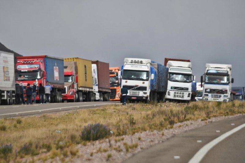 Cierre nocturno en Colchane deja hasta 500 camiones varados