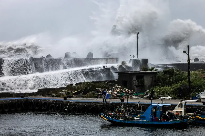 El tifón Bavi golpea a China tras la evacuación de casi 2 millones de personas