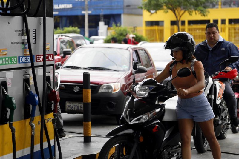 Filas por carburante y GLP persisten en Santa Cruz; YPFB prevé regularizar el suministro gradualmente