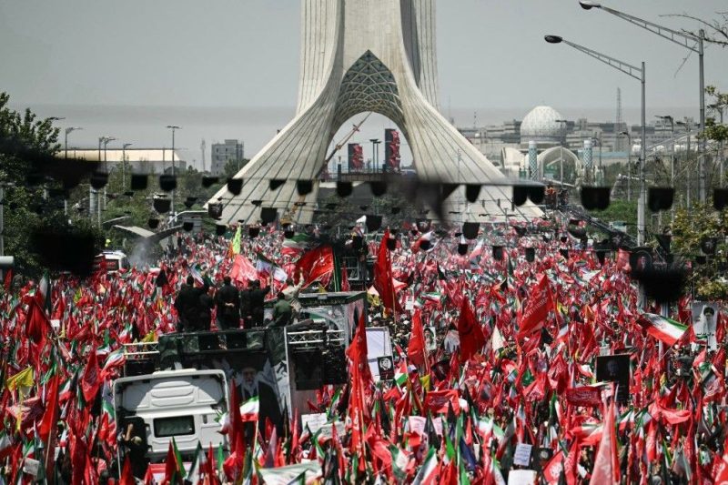 Los cantos en Irán durante el multitudinario funeral de Ali Khamenei