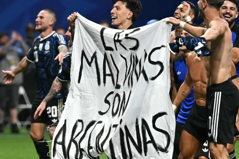 Gobierno británico pedirá a la FIFA que investigue a los jugadores argentinos por la pancarta de las Malvinas