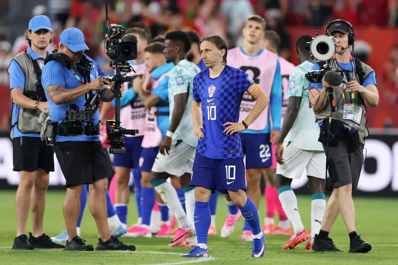 Chip y abrazo con CR7 acaba el romance Modric con el Mundial