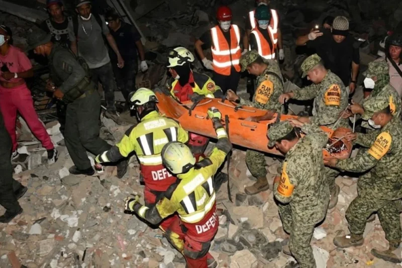 El rescate de un niño tras seis días del terremoto en Venezuela
