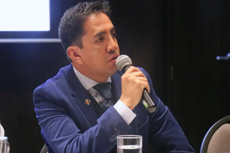 ‘Las bases definirán si desean aportar’, dice ministro y garantiza independencia sindical