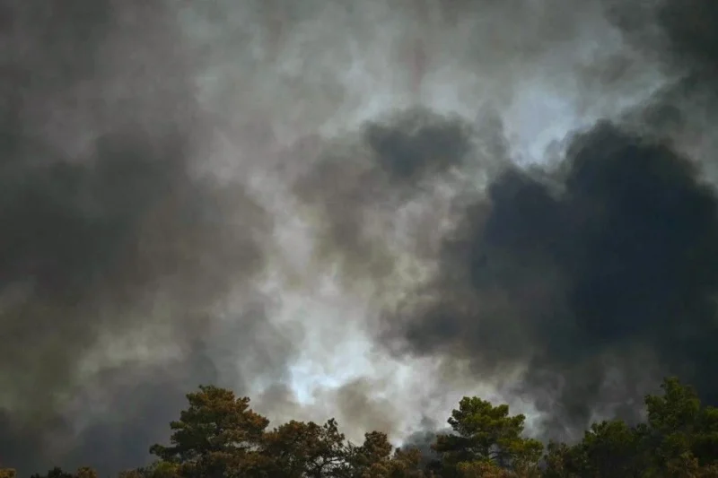 Miles de personas son obligadas a huir de sus hogares por devastadores incendios forestales al sur de Europa
