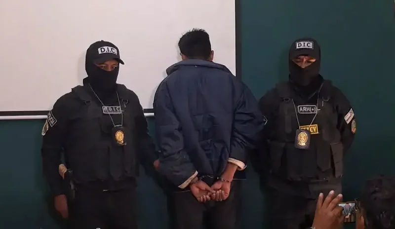 Mujer filmaba agresiones del taxista violador en Viacha