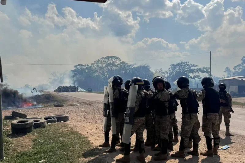 Policías y militares despejan el puente San Pablo