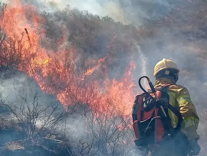 Combaten un incendio forestal en el parque Tunari