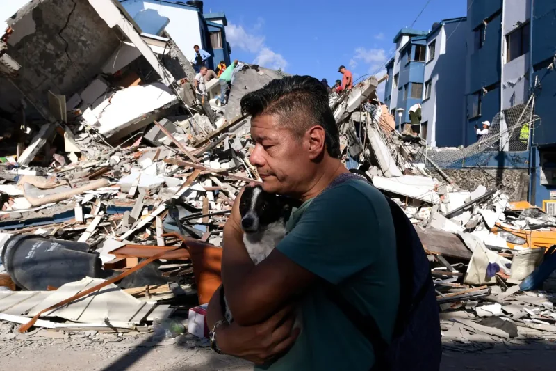 Socorristas buscan sobrevivientes del terremoto en Colombia