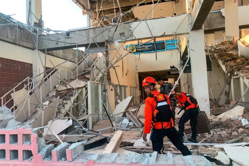Evacuaciones masivas tras terremoto de magnitud 7,7 en Indonesia