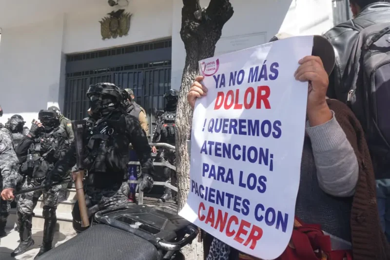 La Paz: pacientes con cáncer protestan por falta de medicamentos y especialistas