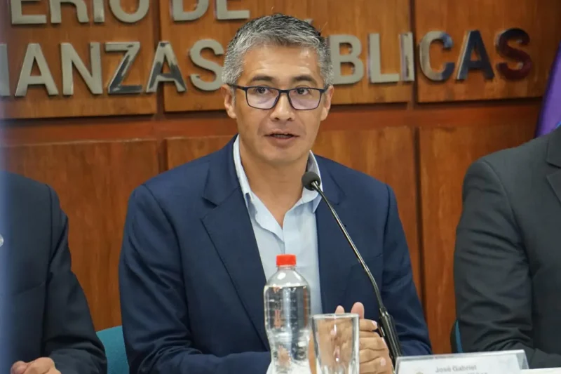 Tras censura del Legislativo, Gobierno destituye a ministro Gabriel Espinoza