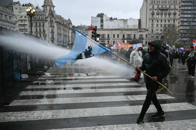 Manifestantes chocan con policía en Argentina por proyecto de ley a favor de privados