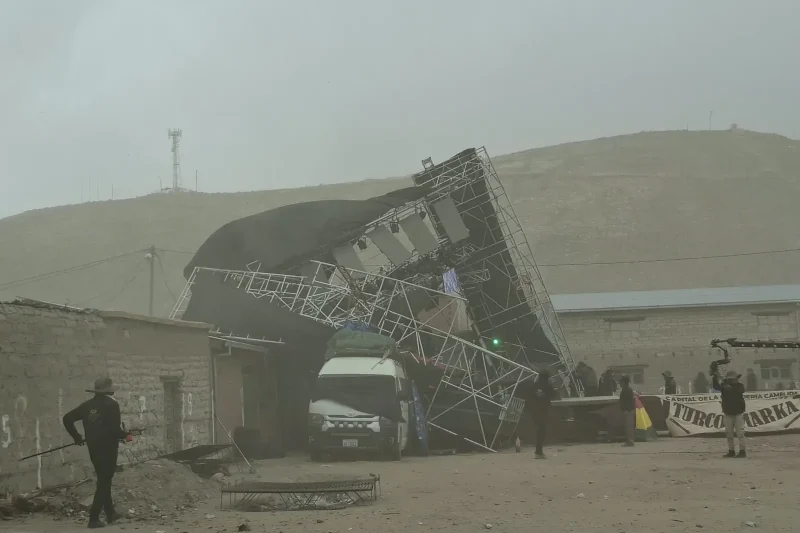 Fuertes vientos derriban escenario de la Fexpo CAM Turco 2026 en Oruro